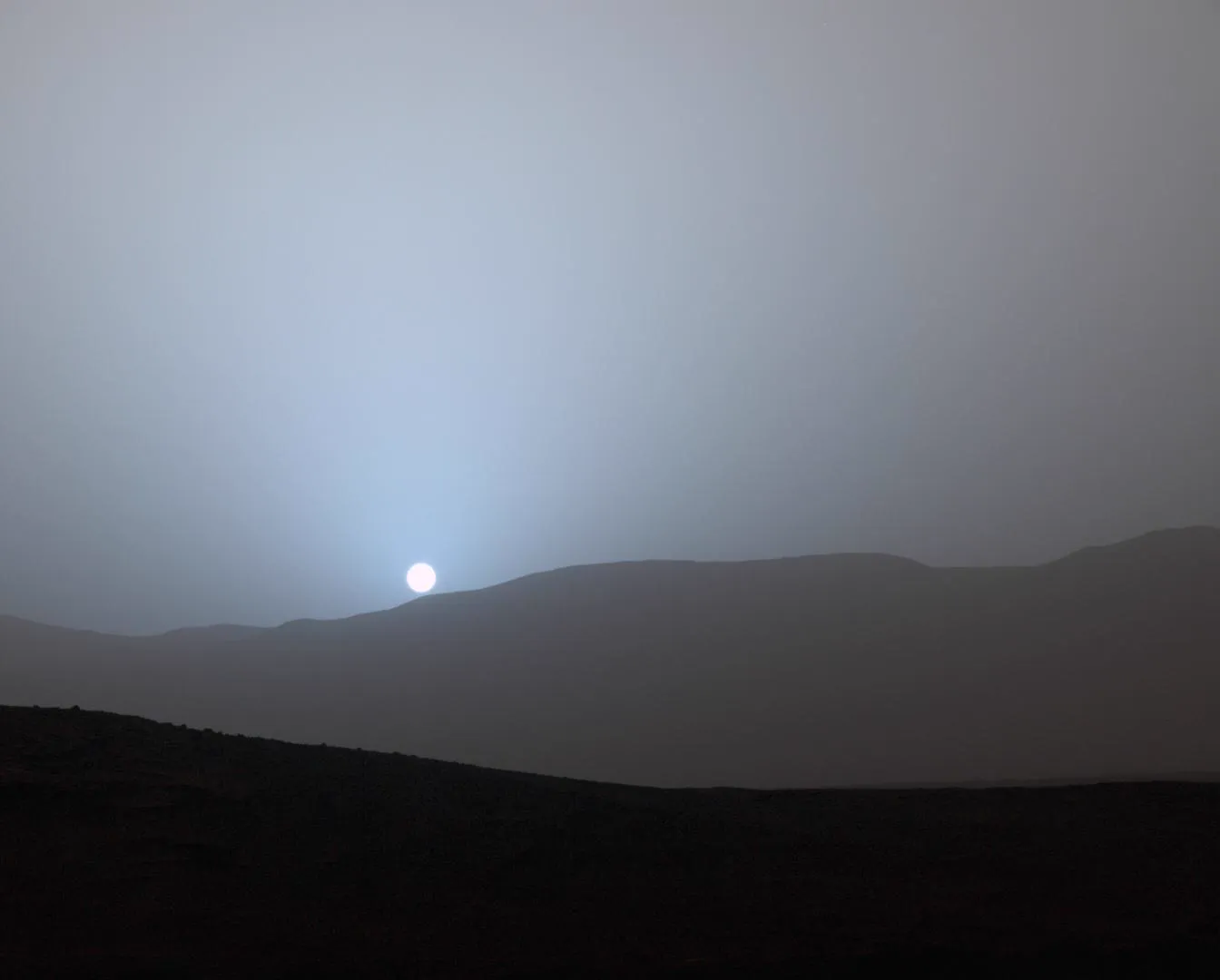 Sonnenuntergang im Gale-Krater auf dem Mars, mit blauem Licht um die Sonne